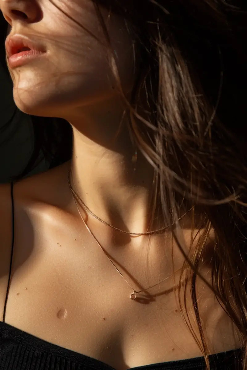 woman wearing Pandora necklace